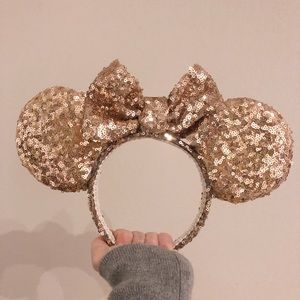 Lizzyzbowtique Rose gold ears